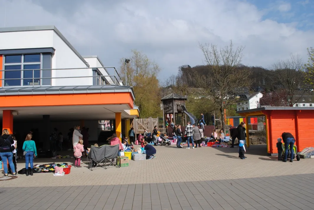 Bei strahlendem Sonnenschein kamen viele zum Verkaufen, Kaufen, Kuchen essen