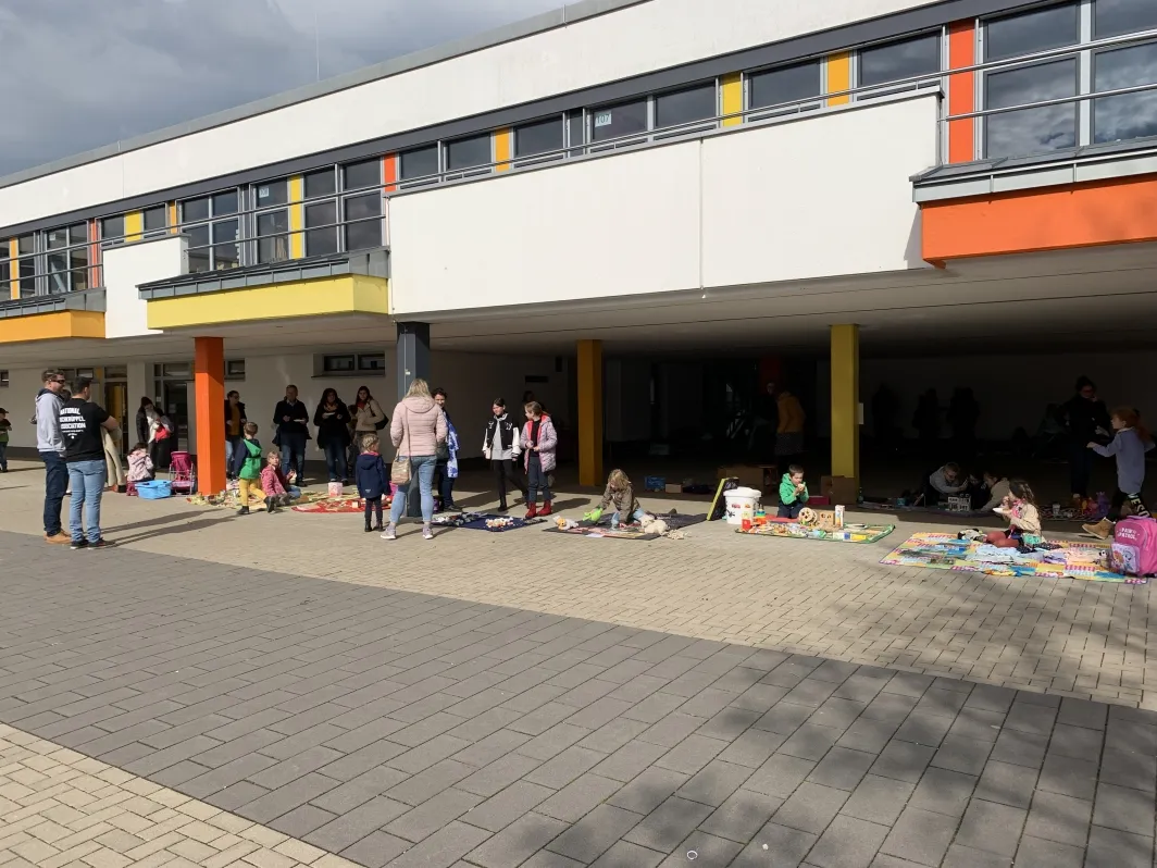 An zahlreichen Ständen gab es viele Schätze zu