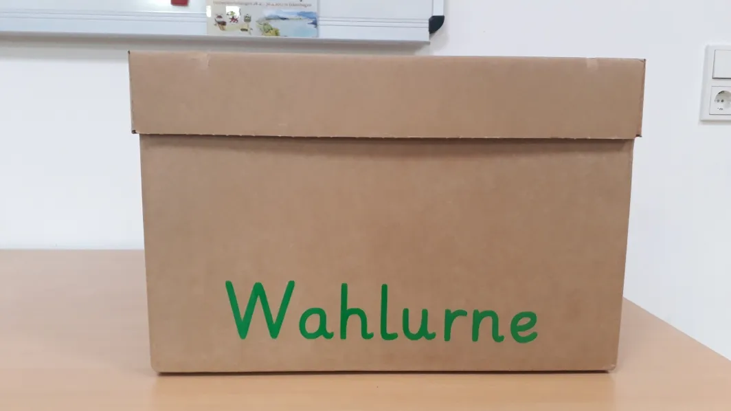 Die Wahlurne wurde im Vorfeld selbstverständlich unter Aufsicht aller Kinder