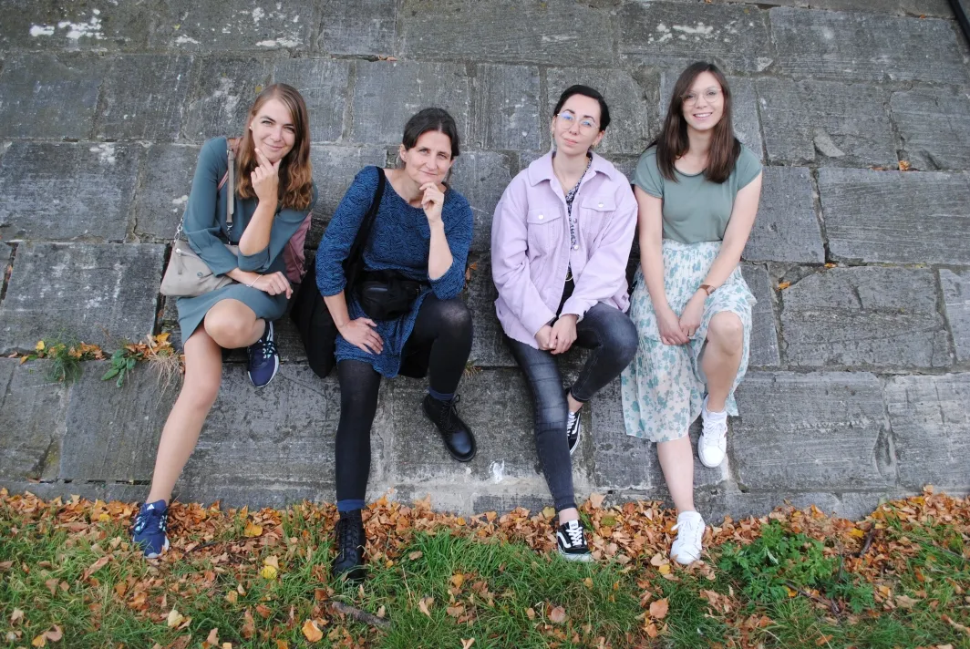 Die Lehrerinnen posieren auch. Aber nicht ganz so