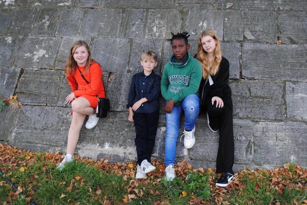 Die Kinder posieren an der Anlegestelle, während wir auf das Boot