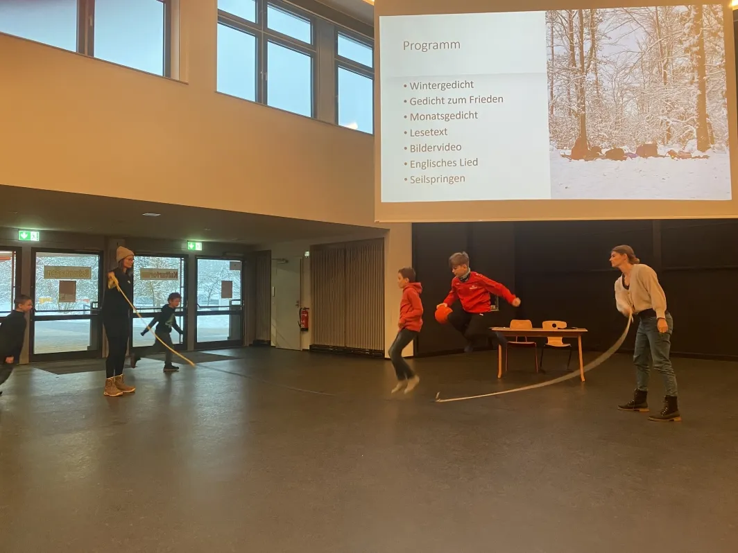 Bei den Eisbären ging es sportlich zu, Sie zeigten, was sie beim Seilspringen