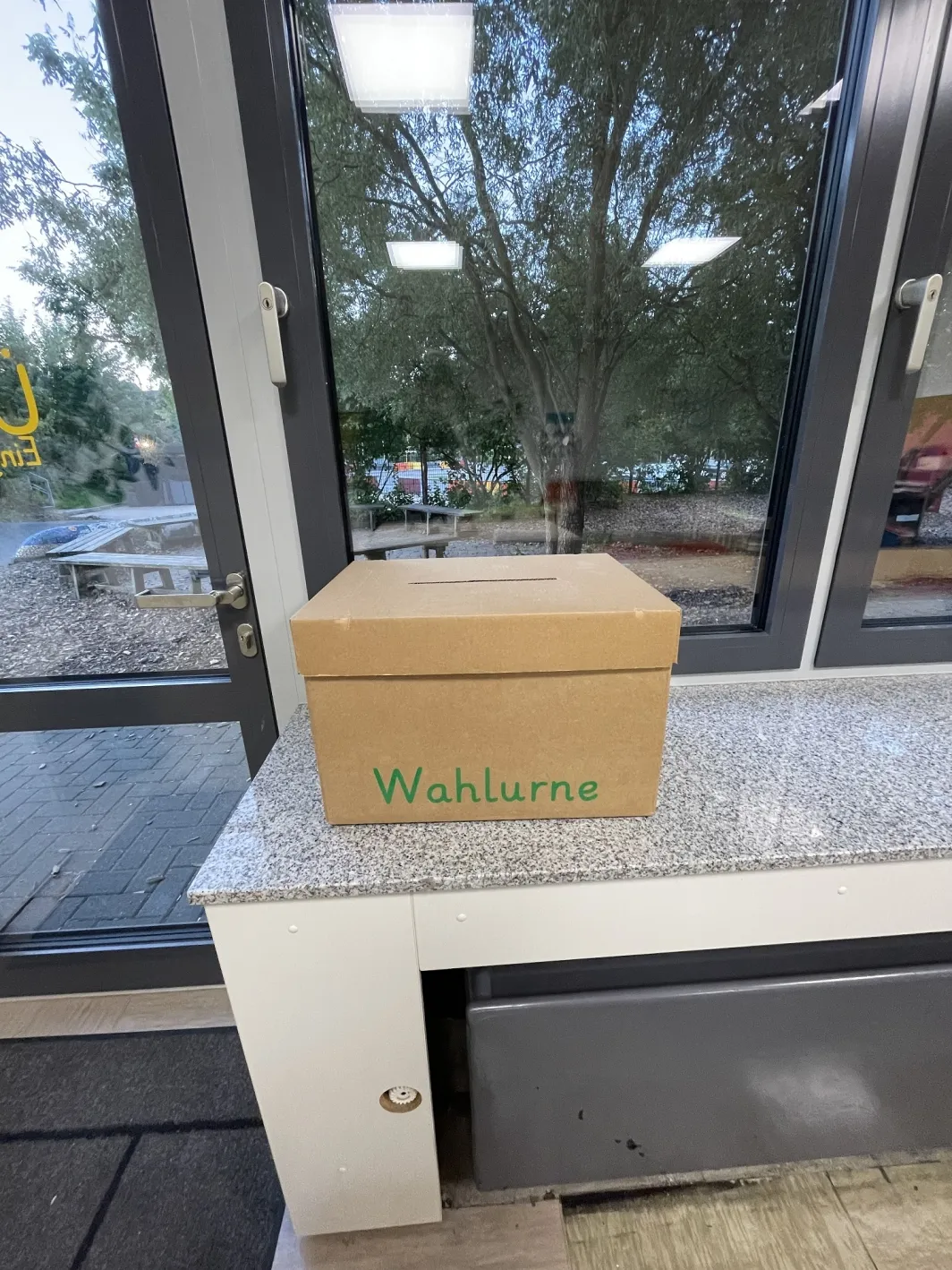 Vor Beginn der Wahl vergewisserten sich die Wahlhelfer unter dem kritischen