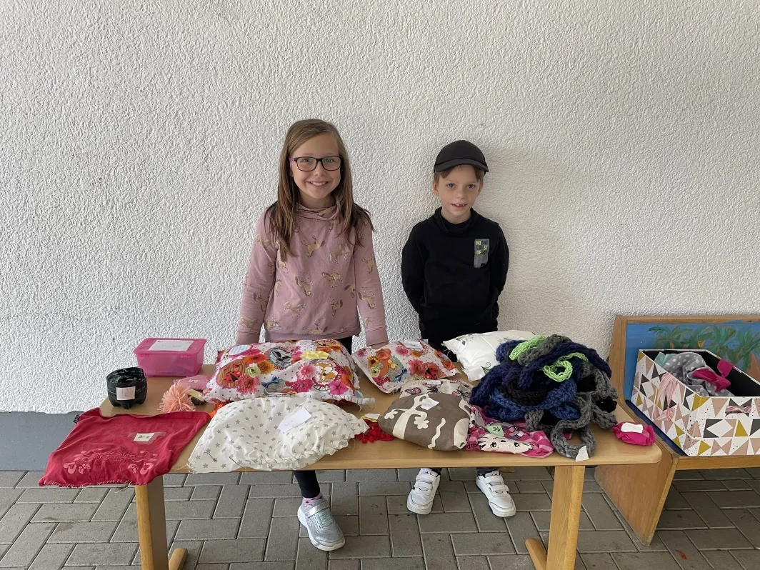 Am Verkaufsstand gab es allerlei Dinge für den guten Zweck zu