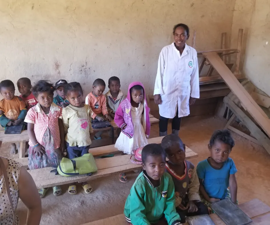 Endlich wird es hier nicht mehr herein regnen. Aber neue Schulmöbel werden