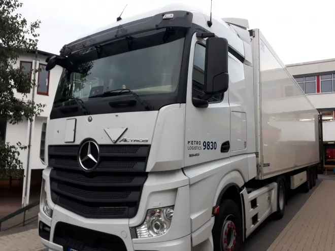 Ein großer LKW holt die Schulmöbel ab, um sie ins Ahrtal zu