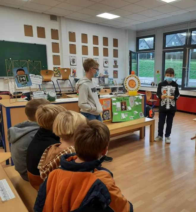 Die Eulen berichten den anderen Kindern spannende Fakten über Pablo
